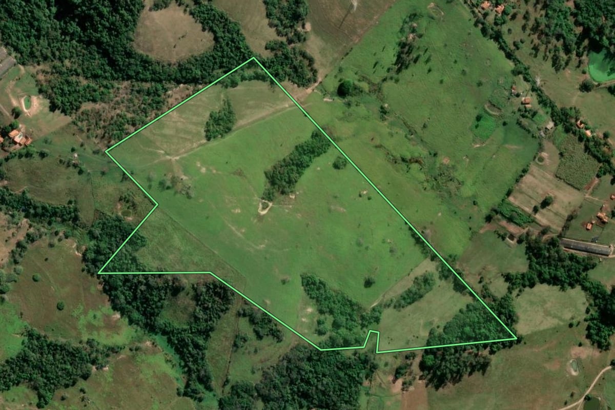 Imagem de satélite do imóvel rural em Bofete (SP), com o contorno declarado no CAR desenhado por cima.
