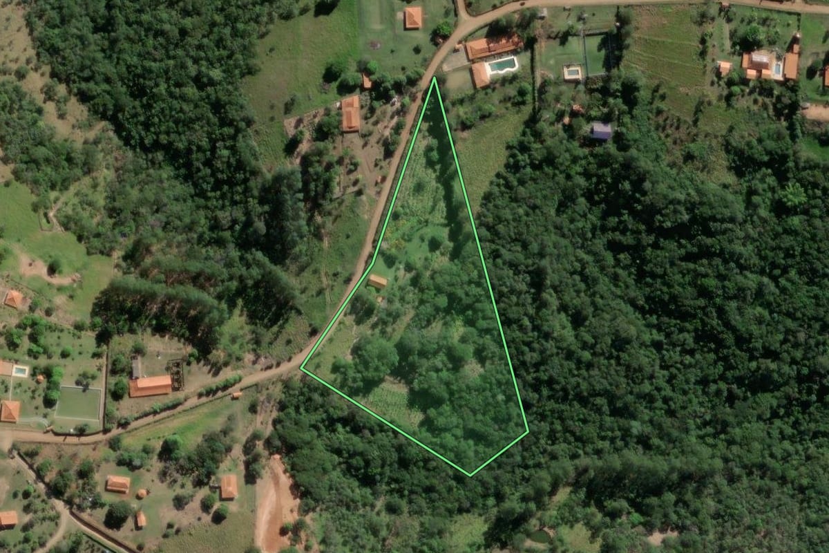 Imagem de satélite do imóvel rural em Bofete (SP), com o contorno declarado no CAR desenhado por cima.