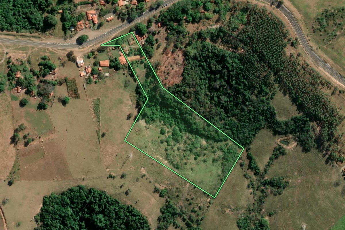 Imagem de satélite do imóvel rural em Bofete (SP), com o contorno declarado no CAR desenhado por cima.