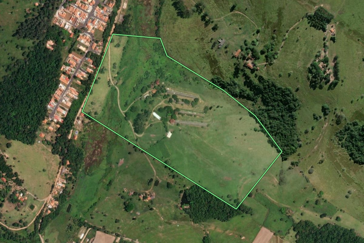 Imagem de satélite do imóvel rural em Bofete (SP), com o contorno declarado no CAR desenhado por cima.