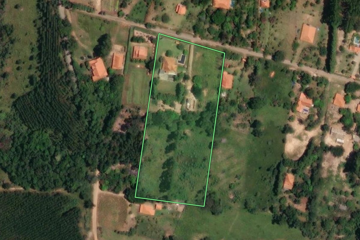 Imagem de satélite do imóvel rural em Bofete (SP), com o contorno declarado no CAR desenhado por cima.
