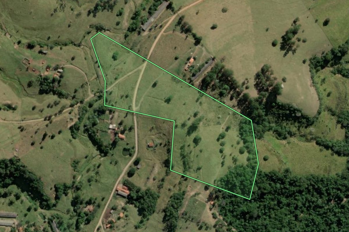 Imagem de satélite do imóvel rural em Bofete (SP), com o contorno declarado no CAR desenhado por cima.
