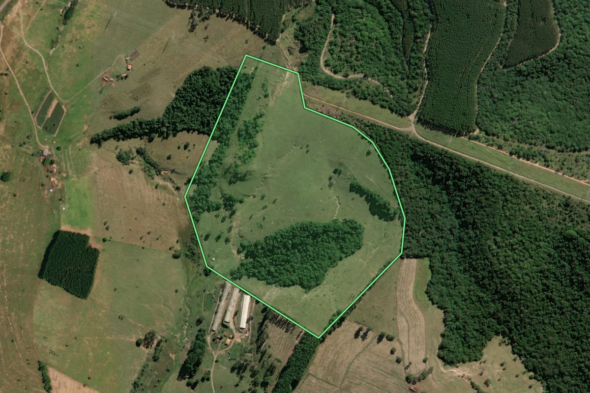Imagem de satélite do imóvel rural em Bofete (SP), com o contorno declarado no CAR desenhado por cima.
