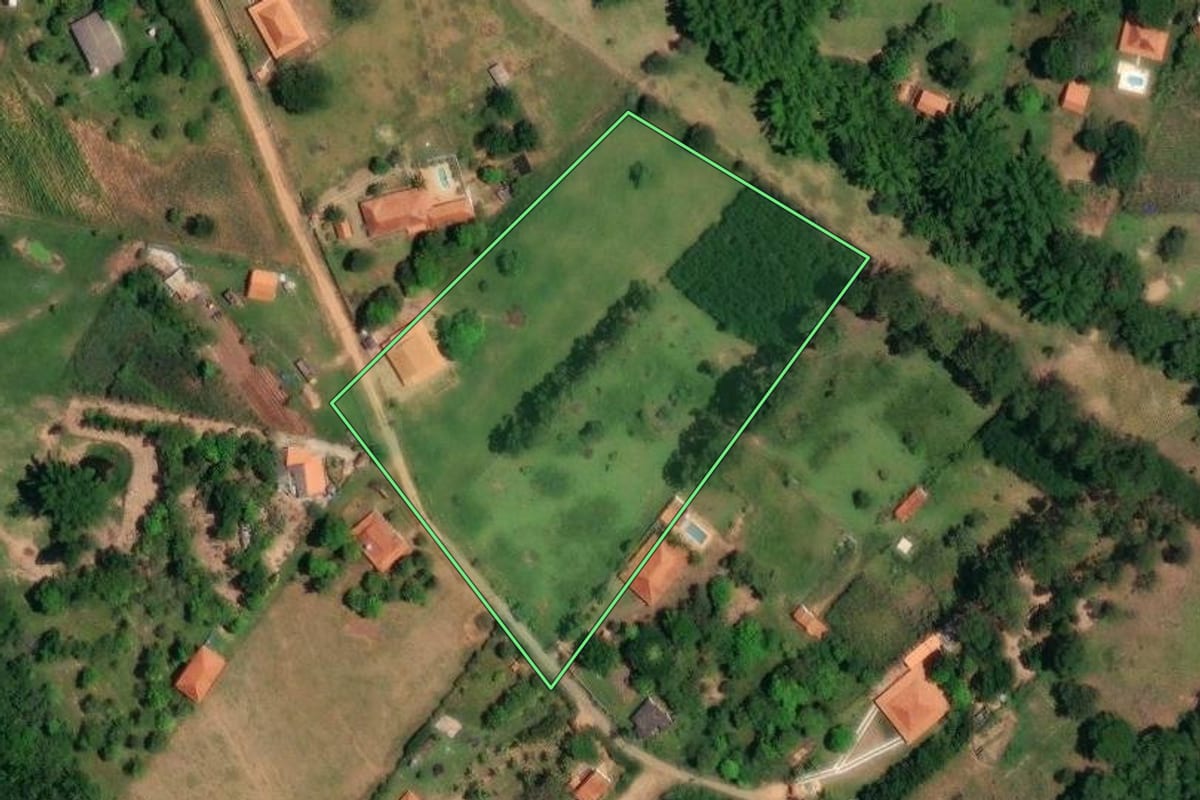 Imagem de satélite do imóvel rural em Bofete (SP), com o contorno declarado no CAR desenhado por cima.