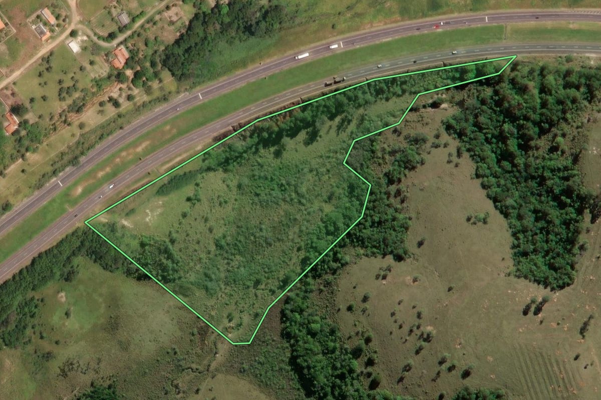 Imagem de satélite do imóvel rural em Bofete (SP), com o contorno declarado no CAR desenhado por cima.