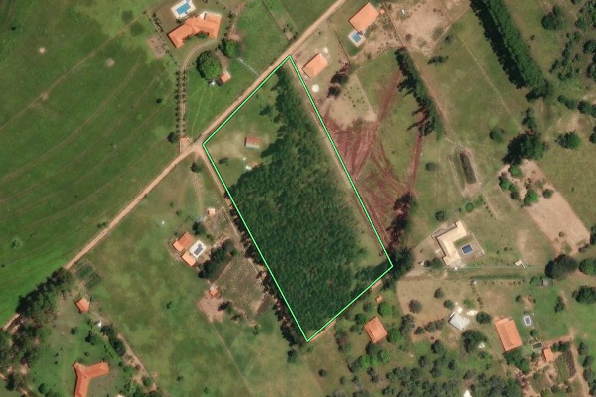 Imagem de satélite do imóvel rural em Bofete (SP), com o contorno declarado no CAR desenhado por cima.