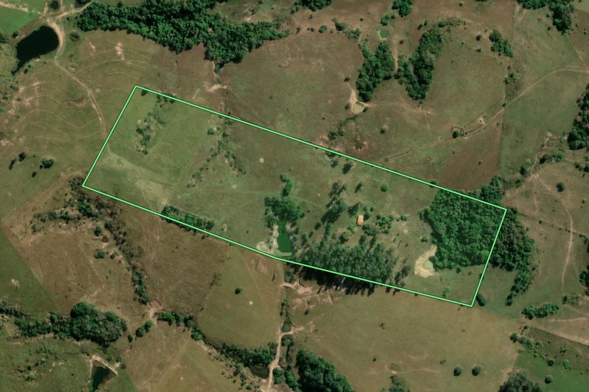 Imagem de satélite do imóvel rural em Bofete (SP), com o contorno declarado no CAR desenhado por cima.