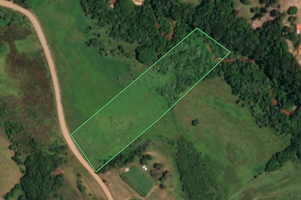 Imagem de satélite do imóvel rural em Bofete (SP), com o contorno declarado no CAR desenhado por cima.