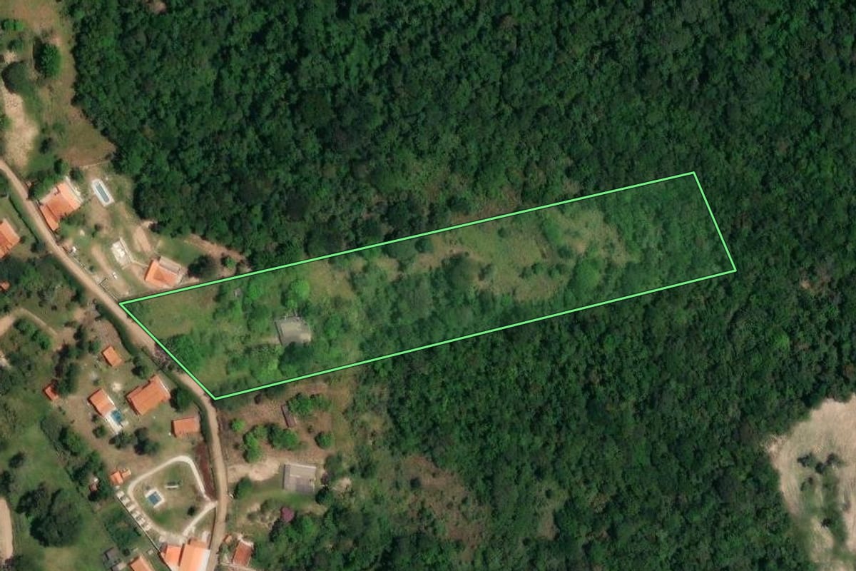 Imagem de satélite do imóvel rural em Bofete (SP), com o contorno declarado no CAR desenhado por cima.