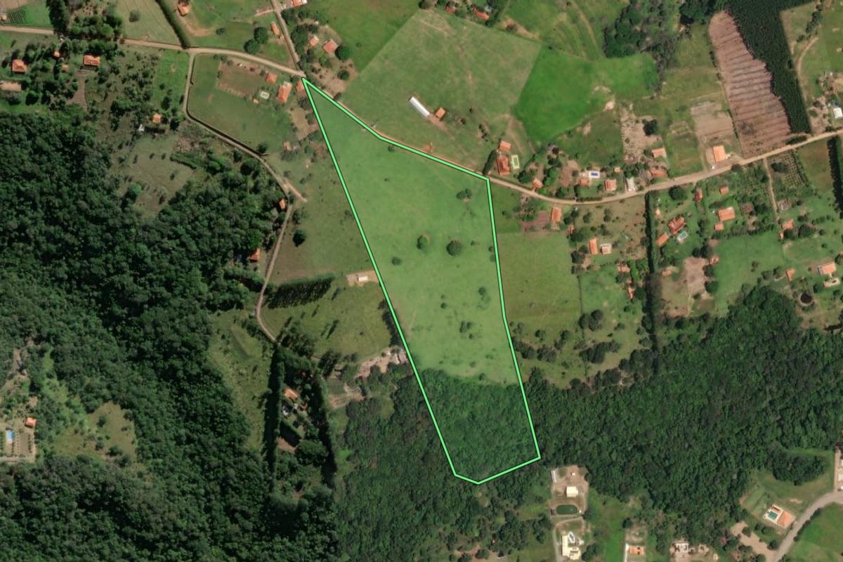 Imagem de satélite do imóvel rural em Bofete (SP), com o contorno declarado no CAR desenhado por cima.