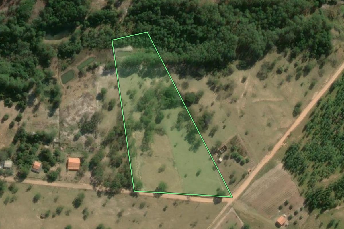 Imagem de satélite do imóvel rural em Bofete (SP), com o contorno declarado no CAR desenhado por cima.