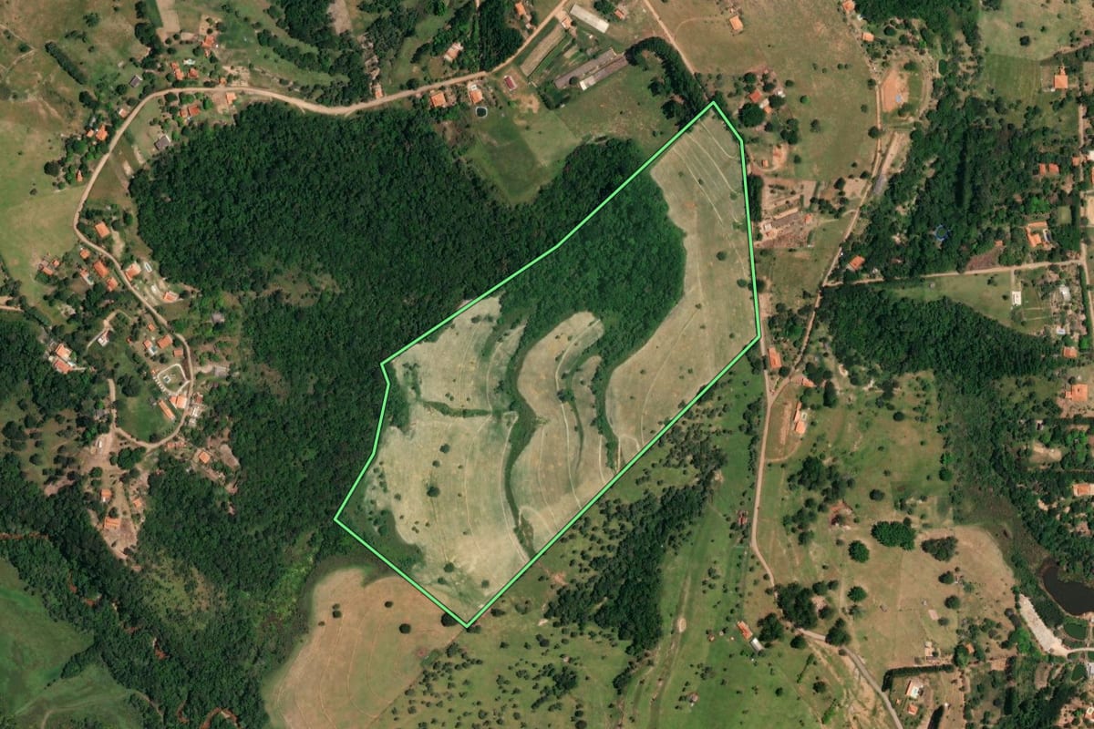 Imagem de satélite do imóvel rural em Bofete (SP), com o contorno declarado no CAR desenhado por cima.
