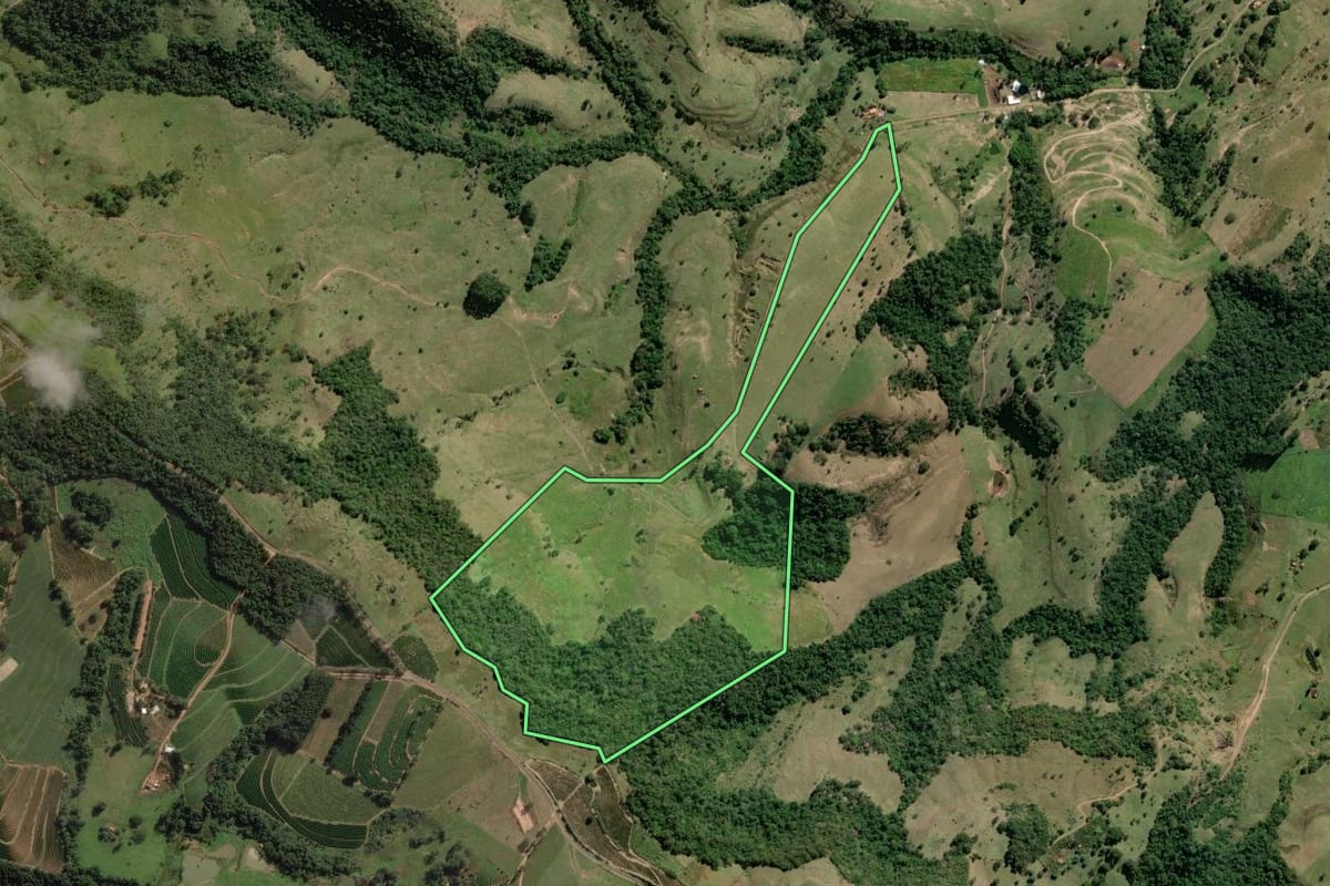 Imagem de satélite do imóvel rural em Bofete (SP), com o contorno declarado no CAR desenhado por cima.