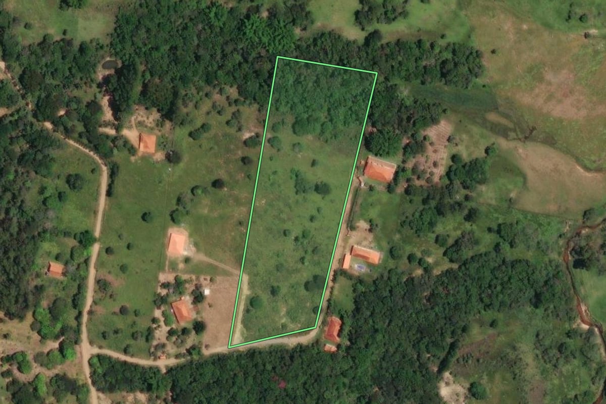 Imagem de satélite do imóvel rural em Bofete (SP), com o contorno declarado no CAR desenhado por cima.