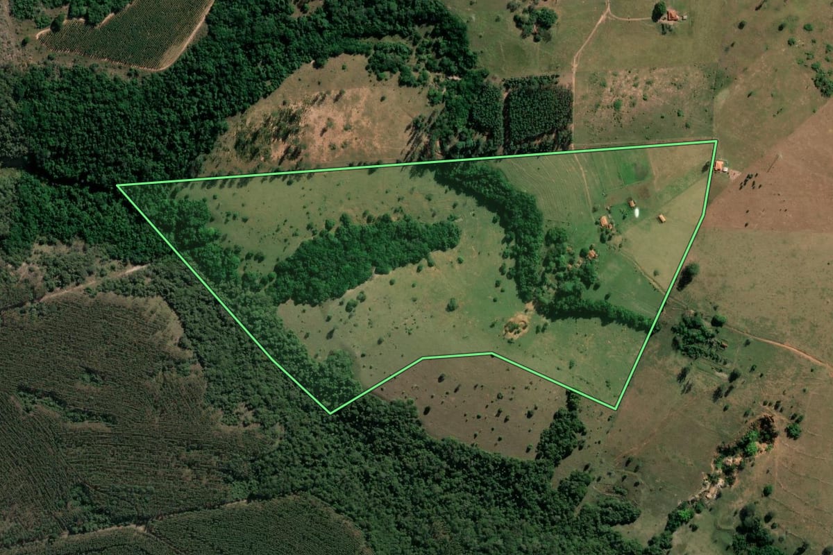 Imagem de satélite do imóvel rural em Bofete (SP), com o contorno declarado no CAR desenhado por cima.
