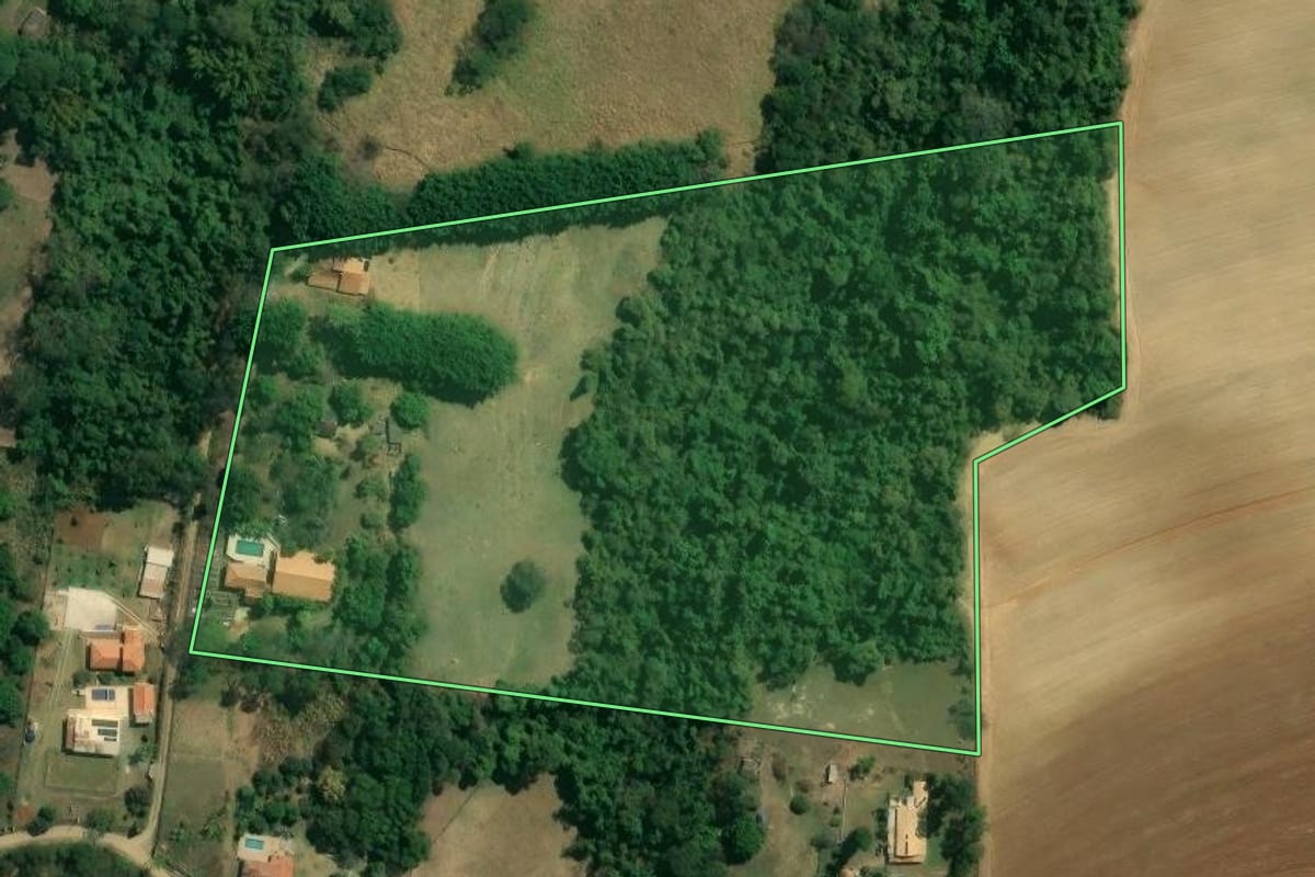Imagem de satélite do imóvel rural em Boituva (SP), com o contorno declarado no CAR desenhado por cima.