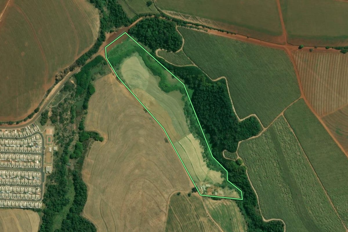 Imagem de satélite do imóvel rural em Boituva (SP), com o contorno declarado no CAR desenhado por cima.