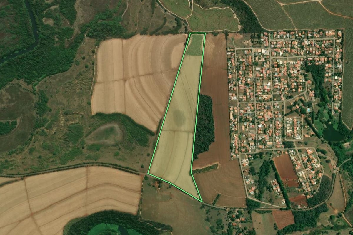 Imagem de satélite do imóvel rural em Boituva (SP), com o contorno declarado no CAR desenhado por cima.
