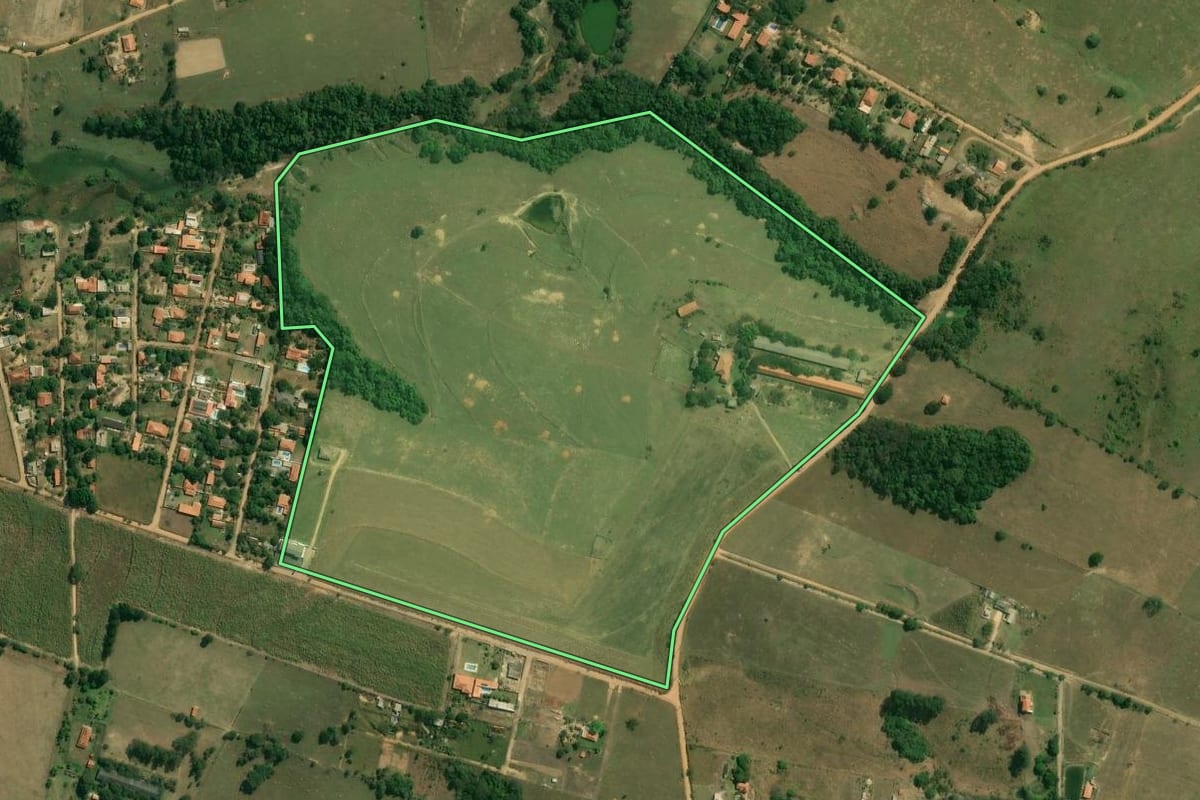 Imagem de satélite do imóvel rural em Boituva (SP), com o contorno declarado no CAR desenhado por cima.