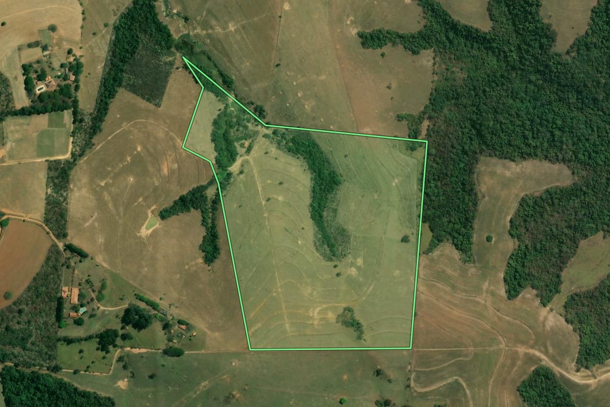 Imagem de satélite do imóvel rural em Boituva (SP), com o contorno declarado no CAR desenhado por cima.