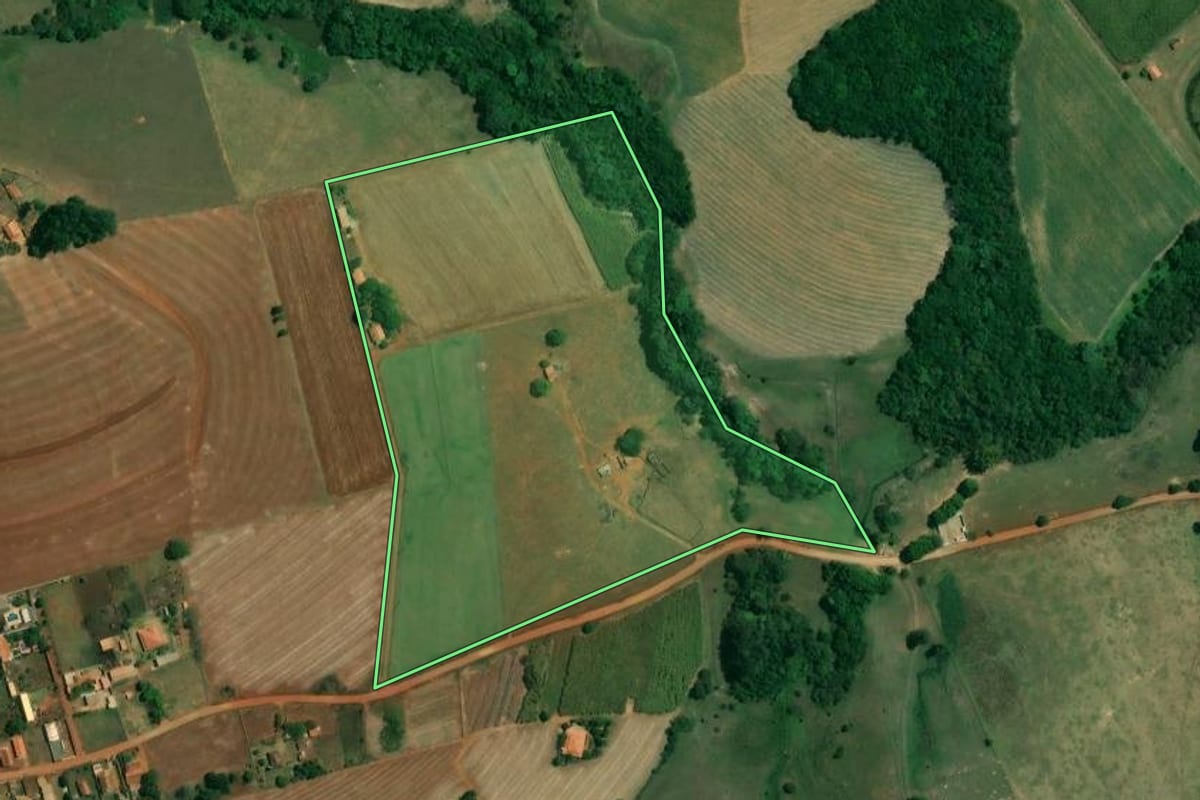 Imagem de satélite do imóvel rural em Boituva (SP), com o contorno declarado no CAR desenhado por cima.