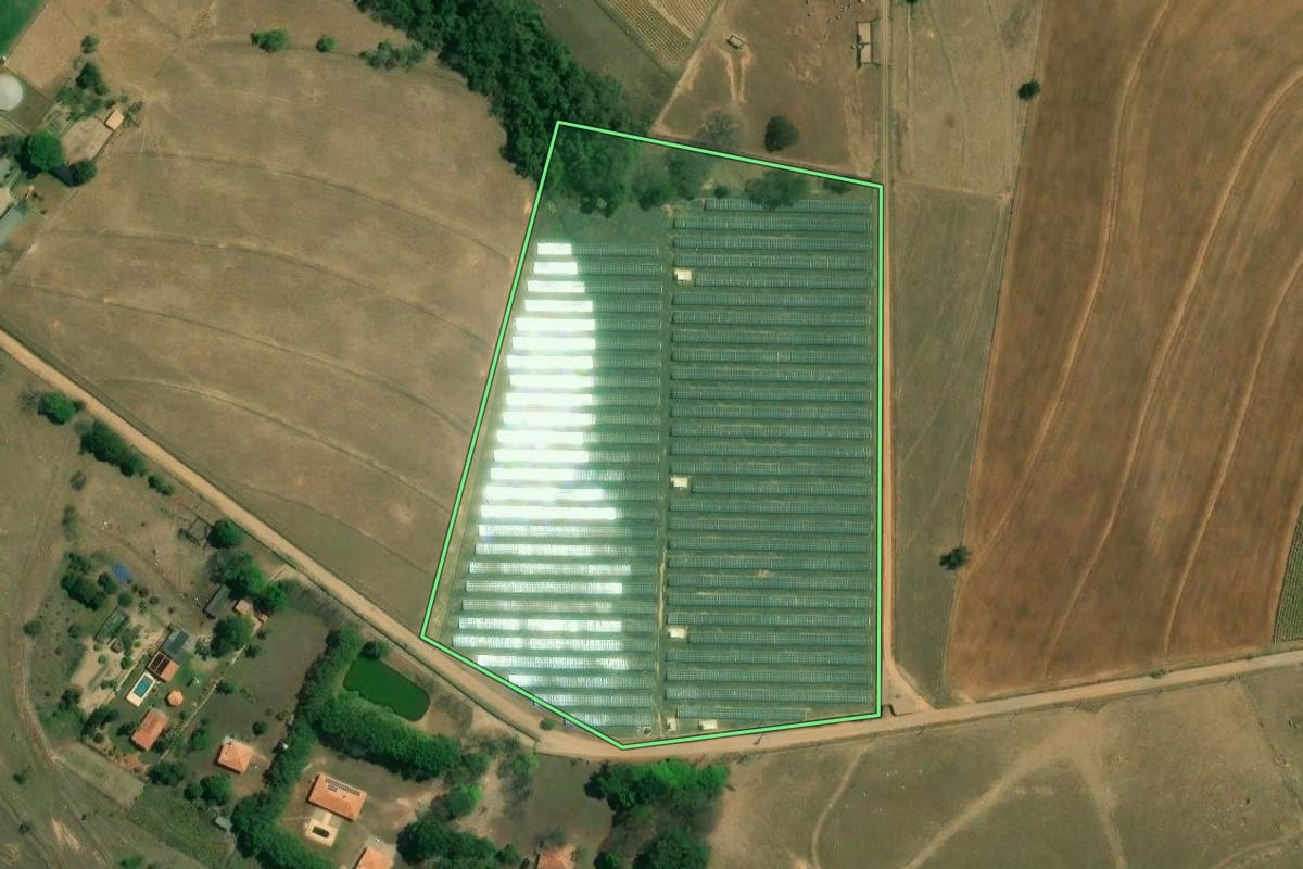 Imagem de satélite do imóvel rural em Boituva (SP), com o contorno declarado no CAR desenhado por cima.