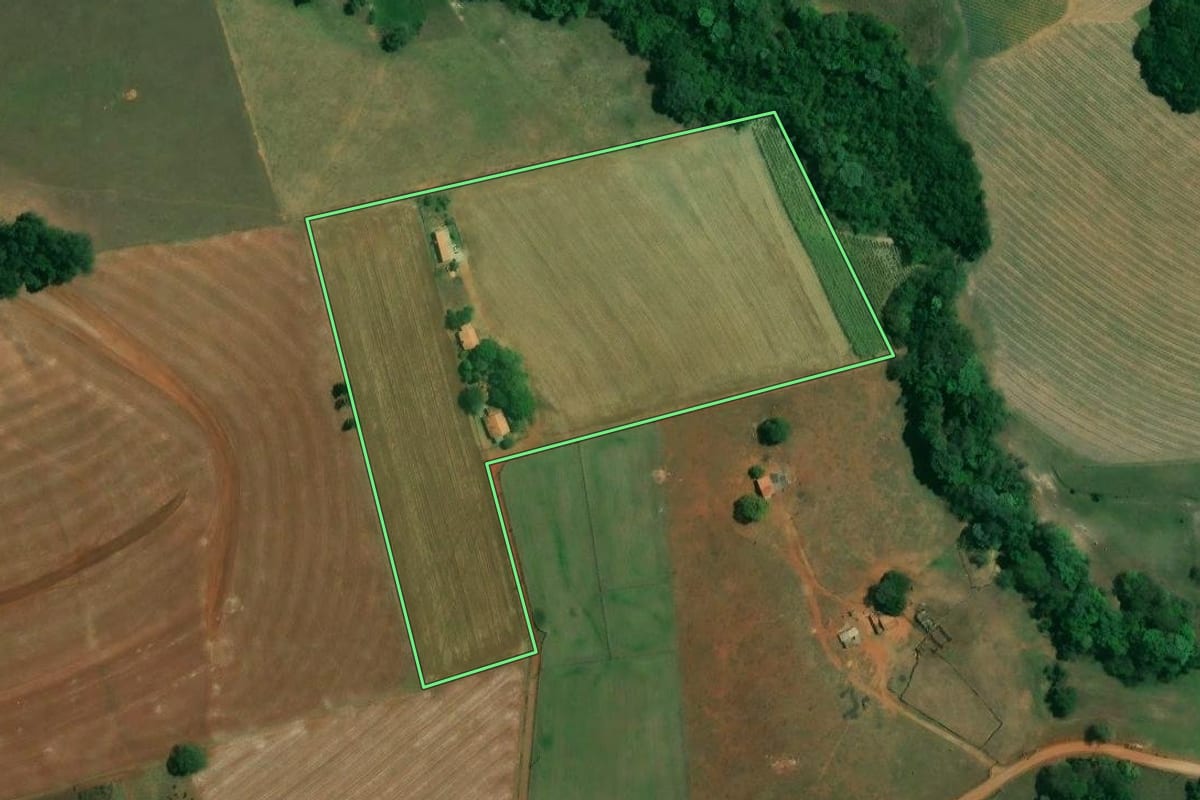 Imagem de satélite do imóvel rural em Boituva (SP), com o contorno declarado no CAR desenhado por cima.