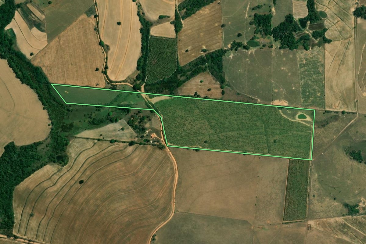Imagem de satélite do imóvel rural em Boituva (SP), com o contorno declarado no CAR desenhado por cima.