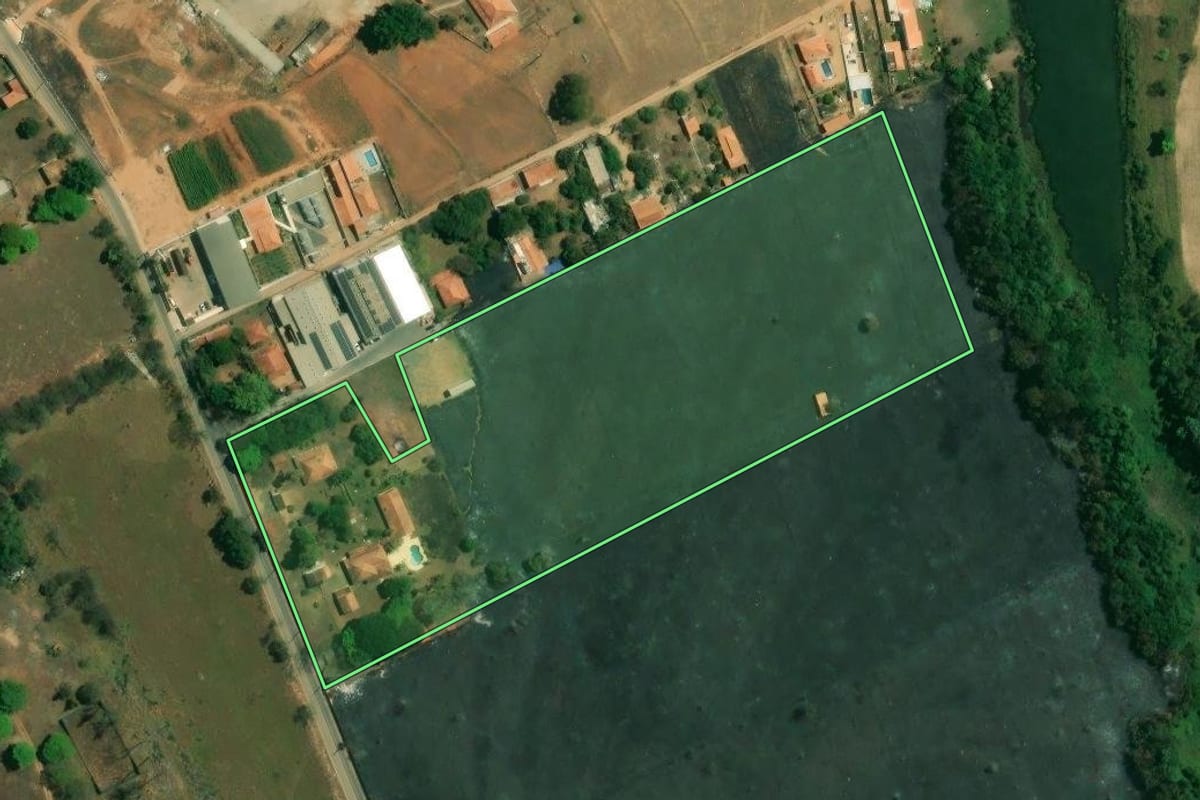 Imagem de satélite do imóvel rural em Boituva (SP), com o contorno declarado no CAR desenhado por cima.