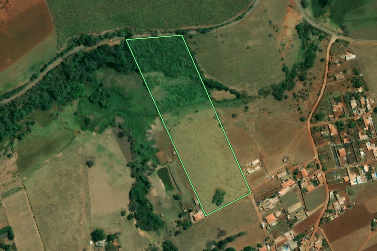 Imagem de satélite do imóvel rural em Boituva (SP), com o contorno declarado no CAR desenhado por cima.