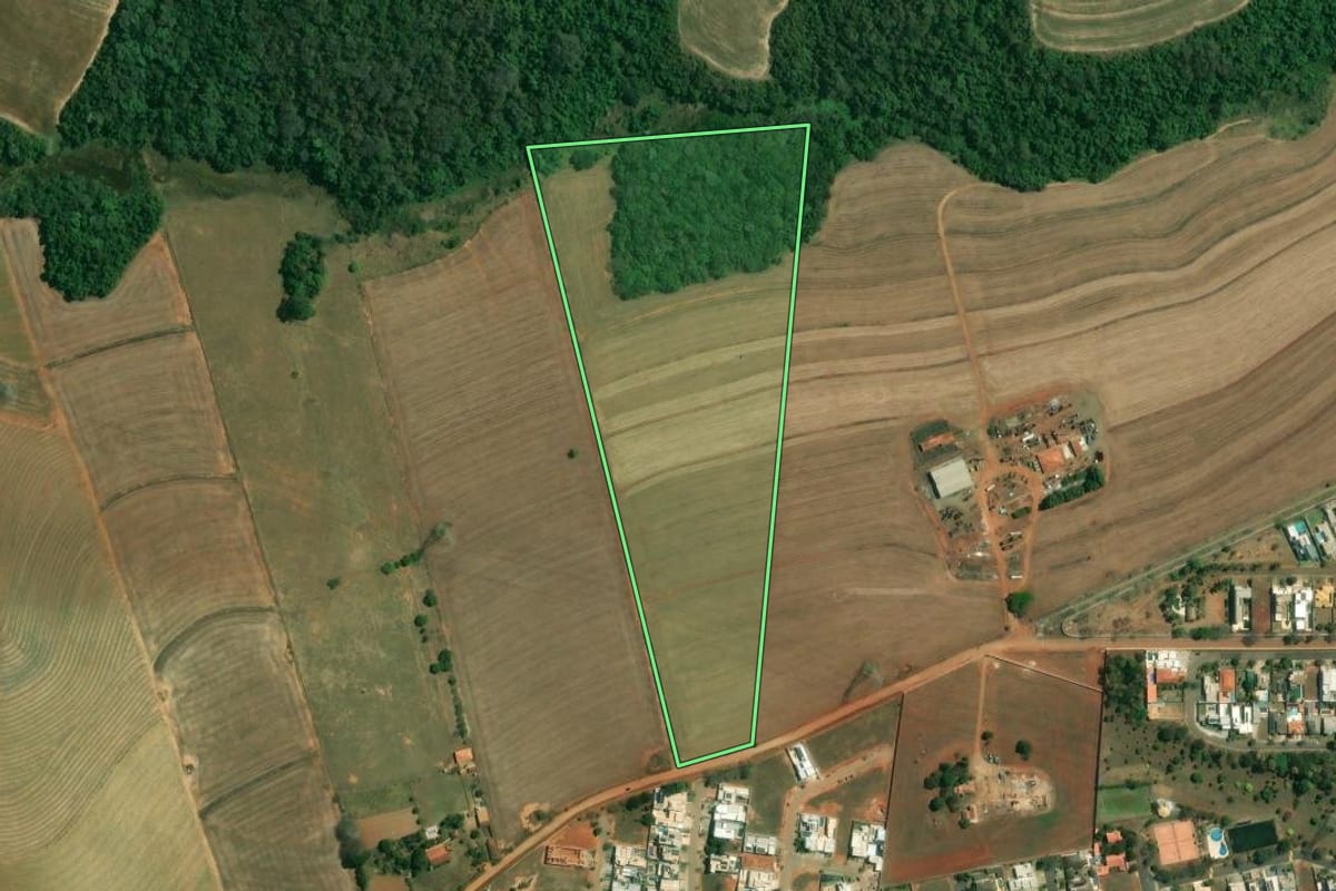 Imagem de satélite do imóvel rural em Boituva (SP), com o contorno declarado no CAR desenhado por cima.