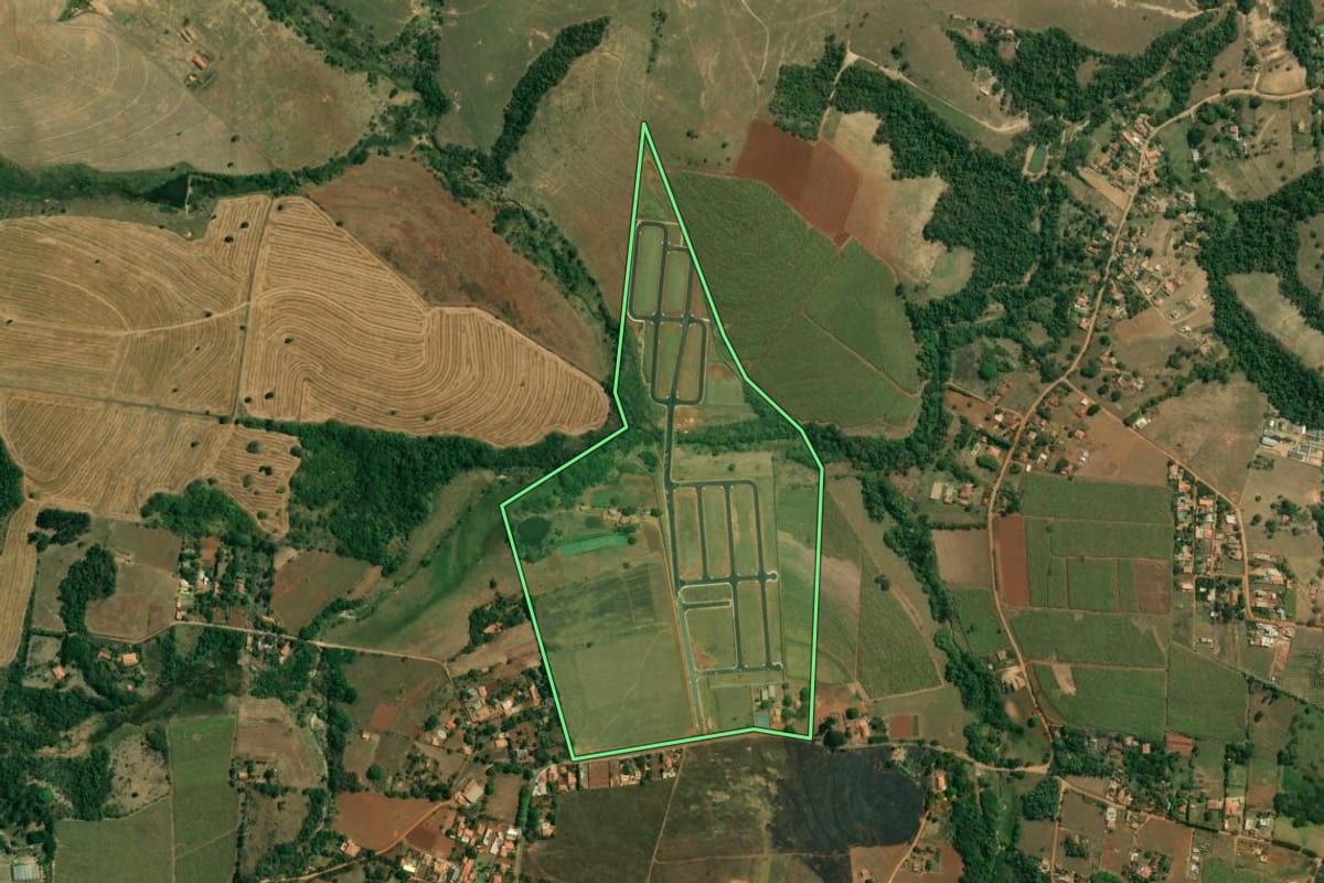 Imagem de satélite do imóvel rural em Boituva (SP), com o contorno declarado no CAR desenhado por cima.