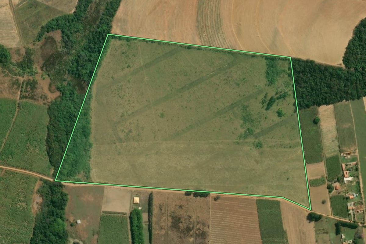 Imagem de satélite do imóvel rural em Boituva (SP), com o contorno declarado no CAR desenhado por cima.
