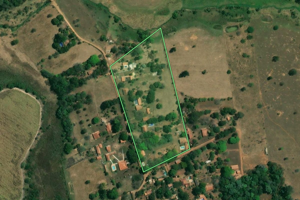 Imagem de satélite do imóvel rural em Boituva (SP), com o contorno declarado no CAR desenhado por cima.