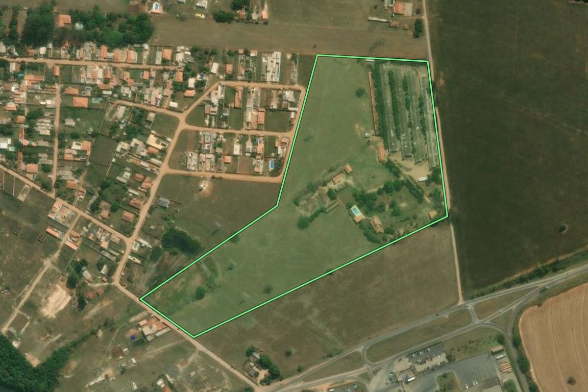 Imagem de satélite do imóvel rural em Boituva (SP), com o contorno declarado no CAR desenhado por cima.