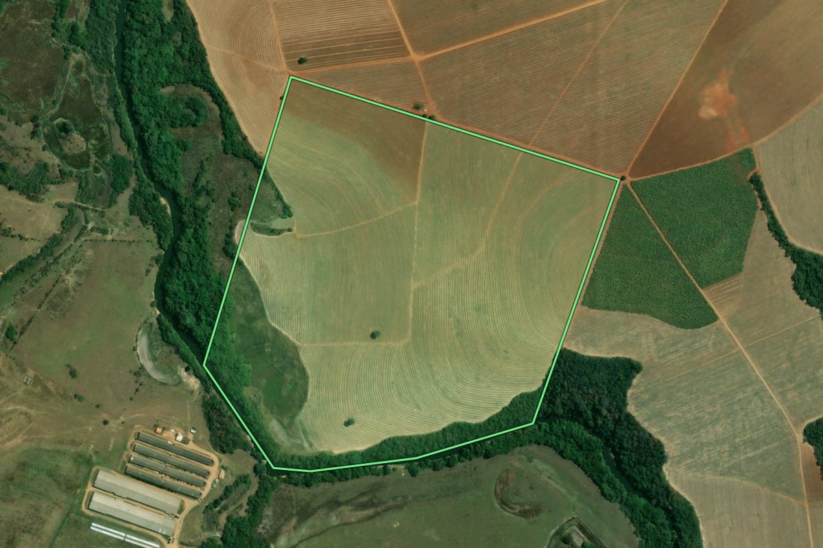 Imagem de satélite do imóvel rural em Boituva (SP), com o contorno declarado no CAR desenhado por cima.