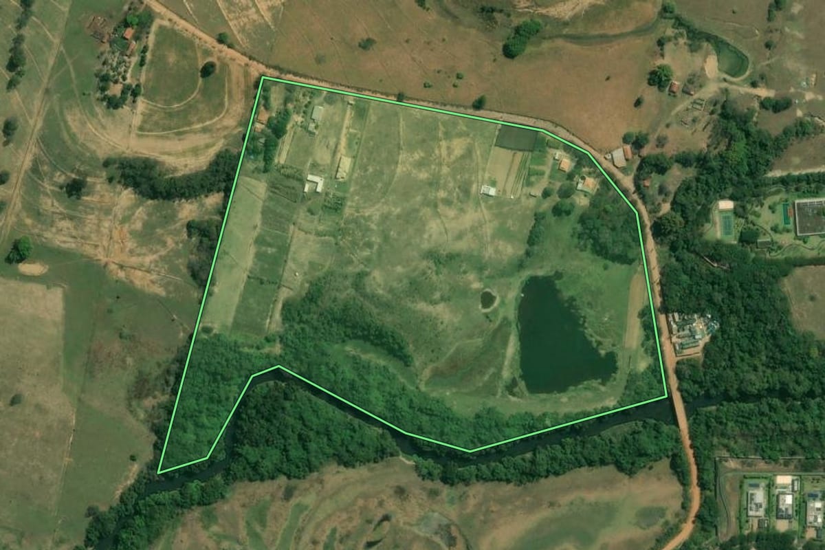 Imagem de satélite do imóvel rural em Boituva (SP), com o contorno declarado no CAR desenhado por cima.