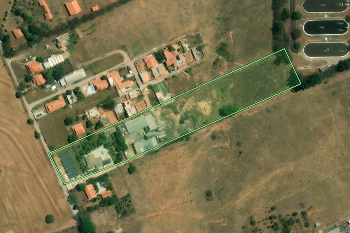 Imagem de satélite do imóvel rural em Boituva (SP), com o contorno declarado no CAR desenhado por cima.
