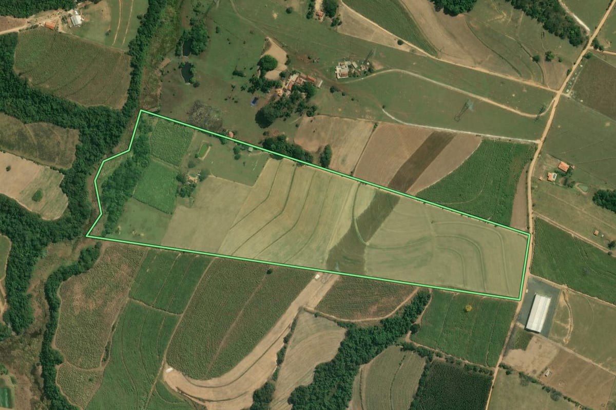 Imagem de satélite do imóvel rural em Boituva (SP), com o contorno declarado no CAR desenhado por cima.