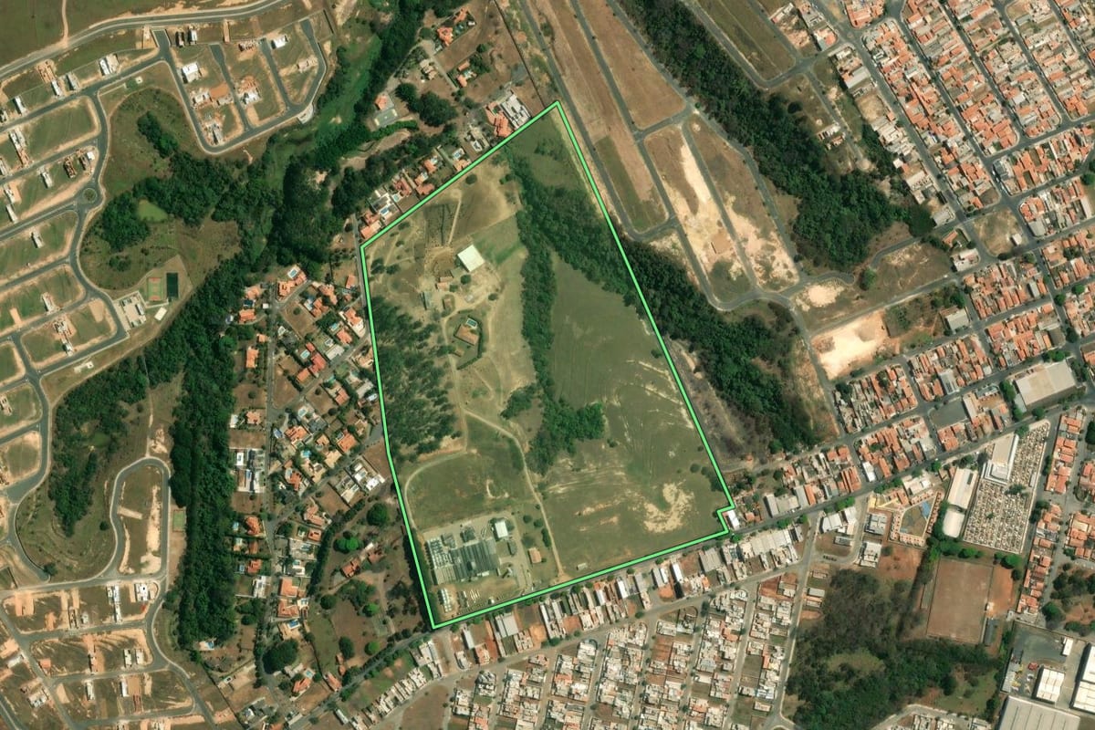 Imagem de satélite do imóvel rural em Boituva (SP), com o contorno declarado no CAR desenhado por cima.
