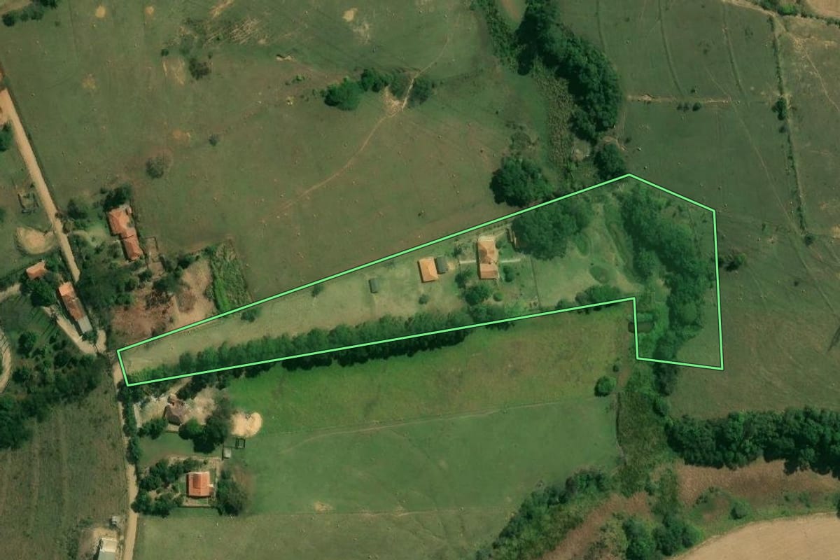 Imagem de satélite do imóvel rural em Boituva (SP), com o contorno declarado no CAR desenhado por cima.