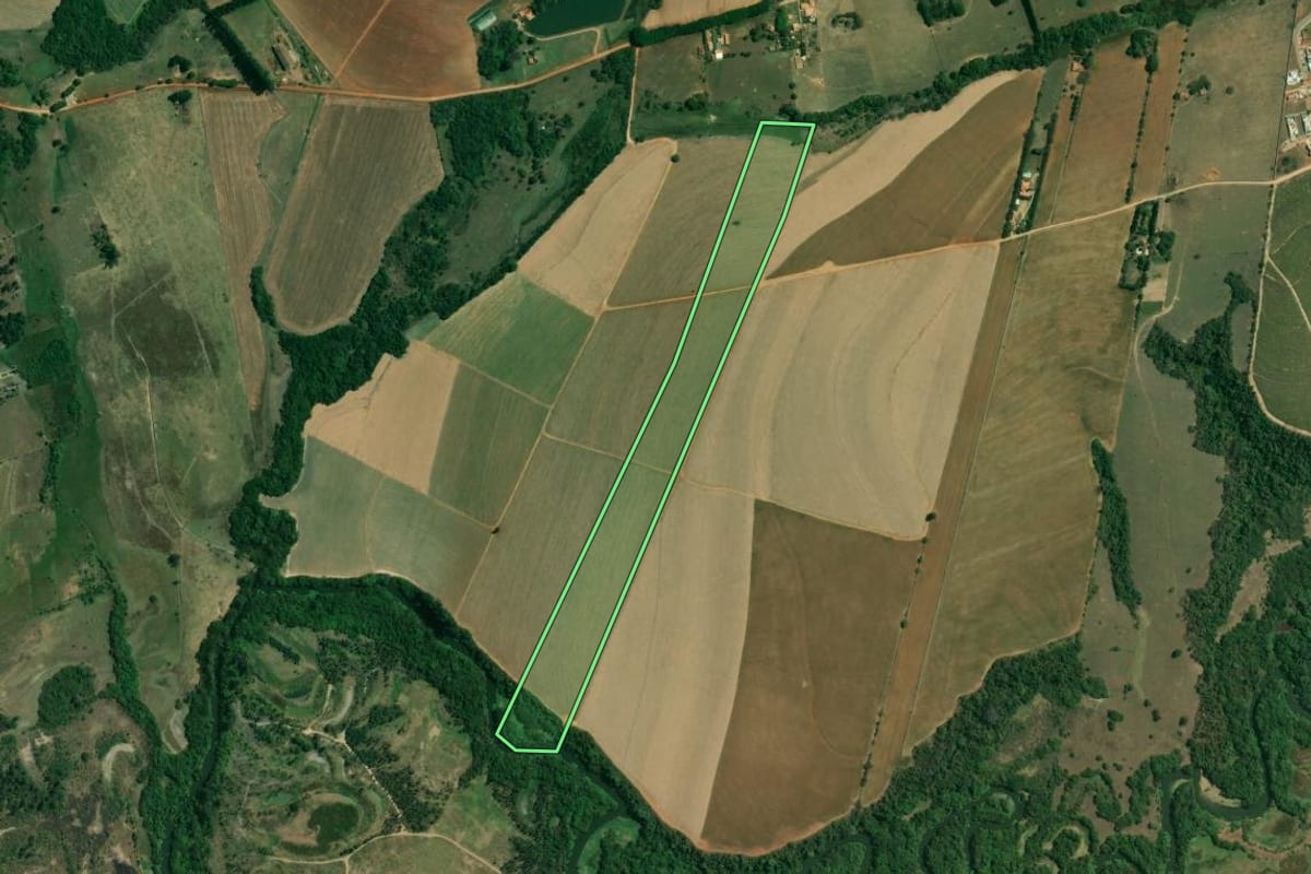 Imagem de satélite do imóvel rural em Boituva (SP), com o contorno declarado no CAR desenhado por cima.