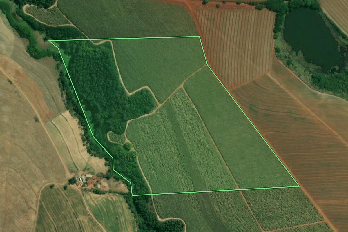 Imagem de satélite do imóvel rural em Boituva (SP), com o contorno declarado no CAR desenhado por cima.
