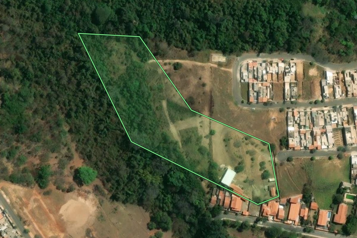 Imagem de satélite do imóvel rural em Boituva (SP), com o contorno declarado no CAR desenhado por cima.