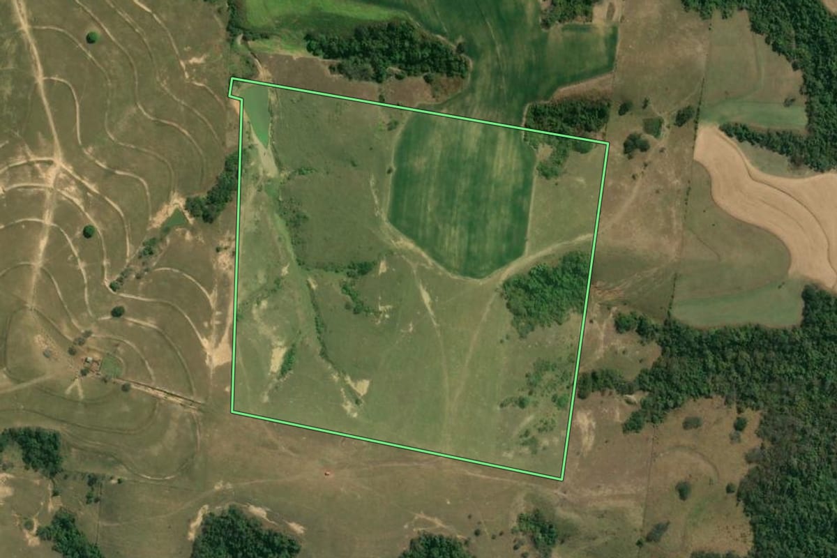 Imagem de satélite do imóvel rural em Boituva (SP), com o contorno declarado no CAR desenhado por cima.