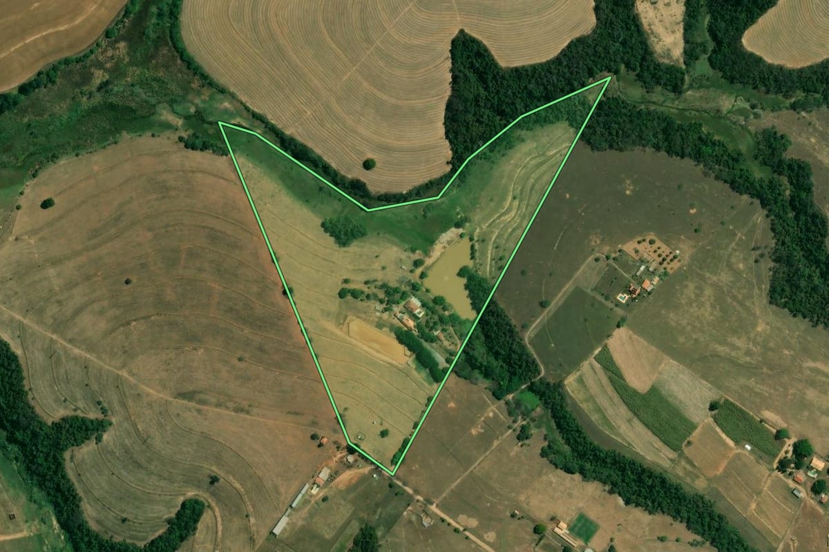 Imagem de satélite do imóvel rural em Boituva (SP), com o contorno declarado no CAR desenhado por cima.