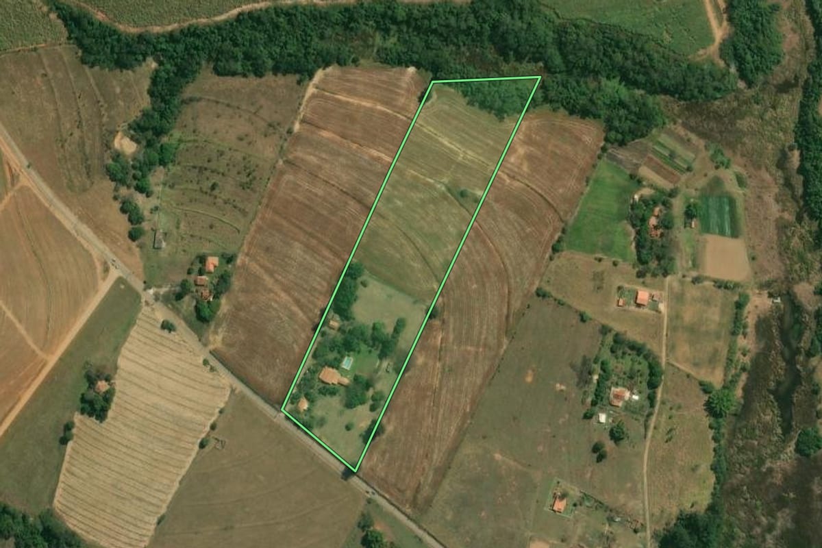 Imagem de satélite do imóvel rural em Boituva (SP), com o contorno declarado no CAR desenhado por cima.