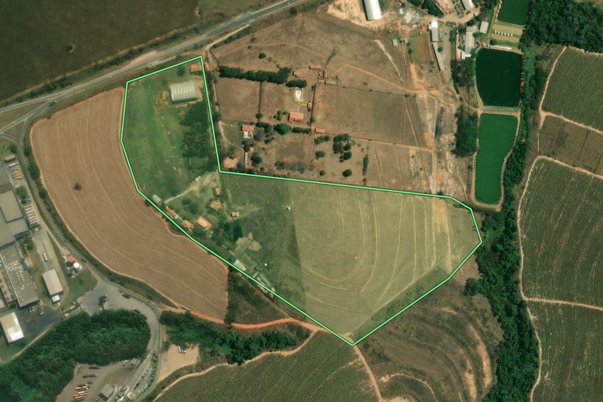 Imagem de satélite do imóvel rural em Boituva (SP), com o contorno declarado no CAR desenhado por cima.