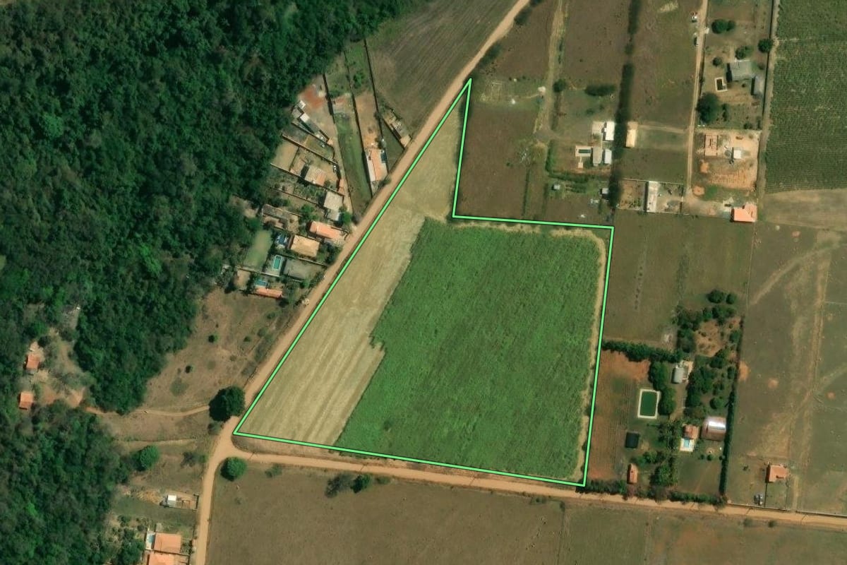Imagem de satélite do imóvel rural em Boituva (SP), com o contorno declarado no CAR desenhado por cima.