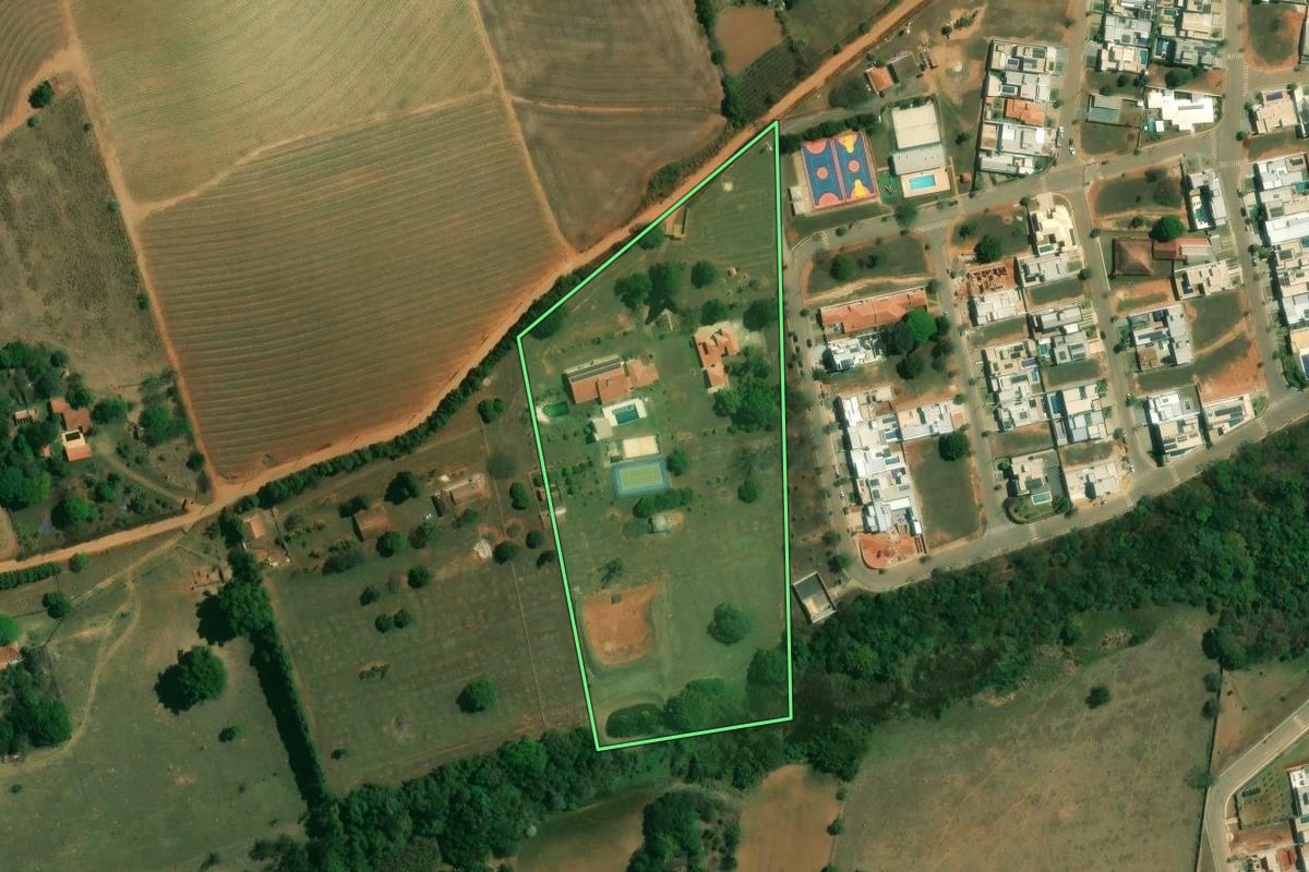 Imagem de satélite do imóvel rural em Boituva (SP), com o contorno declarado no CAR desenhado por cima.